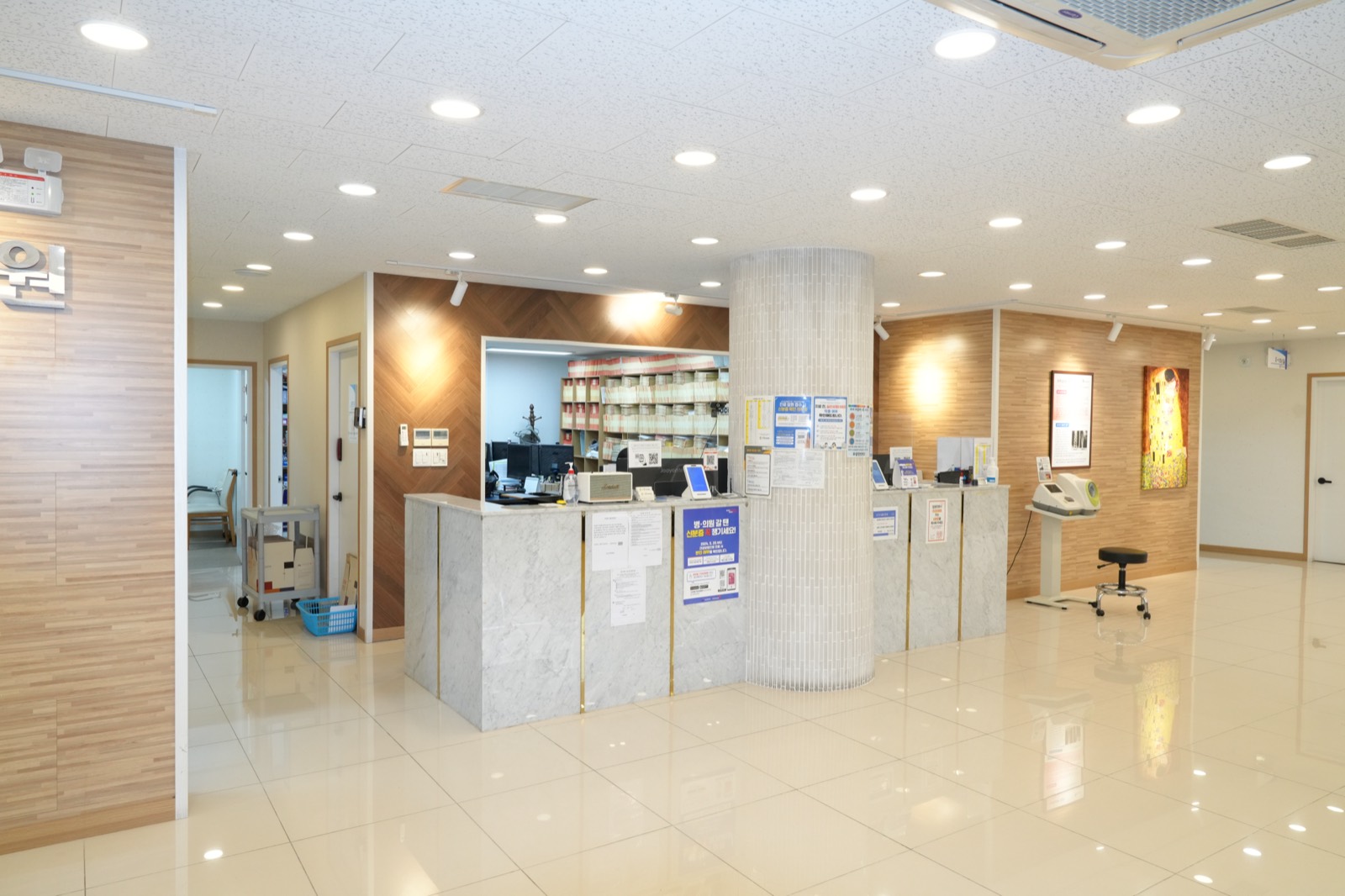 두암한방병원 1층 접수 데스크와 대기 로비 전경